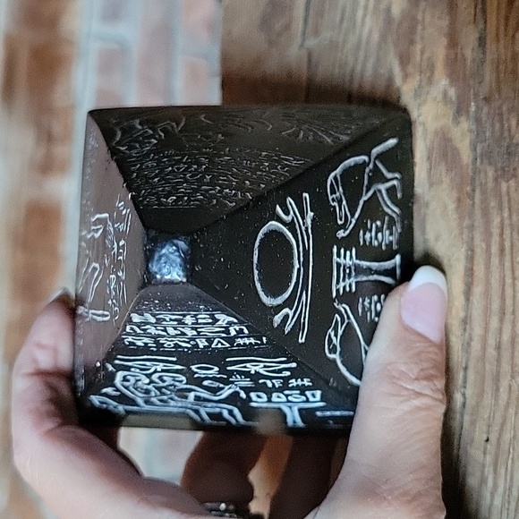 EGYPTIAN PYRAMID SCULPTURE - Picture 7 of 8